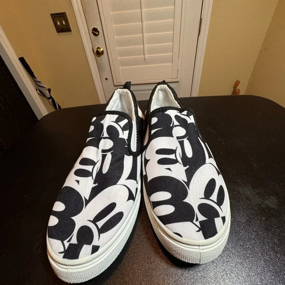 Disney Mickey Mouse size 7 black and white slipon